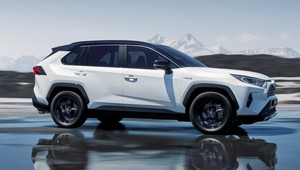 Toyota RAV4 Hybrid na Salonie Samochodowym w Paryżu