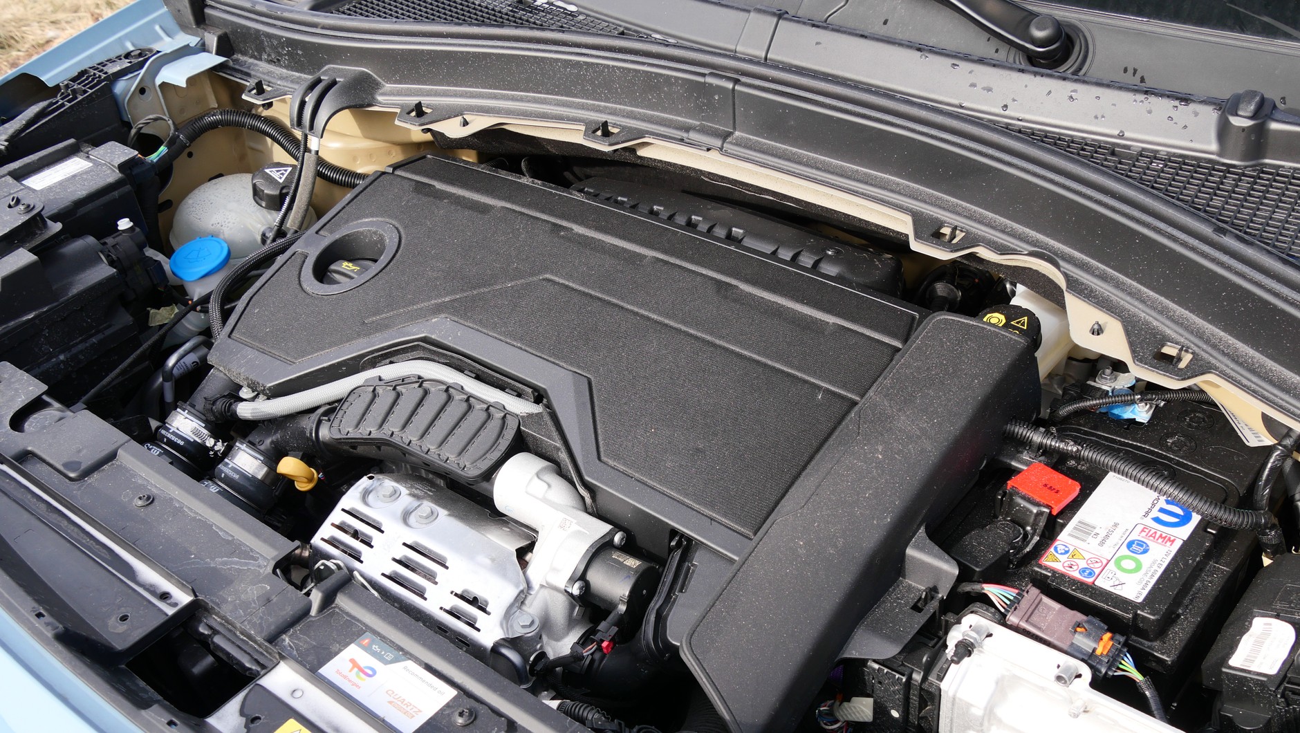 Napęd hybrydowy Citroena C3 to połączenie 3-cylindrowego benzyniaka 1.2 i 28-konnego silnika elektrycznego. Moc systemowa zestawu wynosi 110 KM, czyli niewiele więcej niż... moc samego silnika benzynowego.