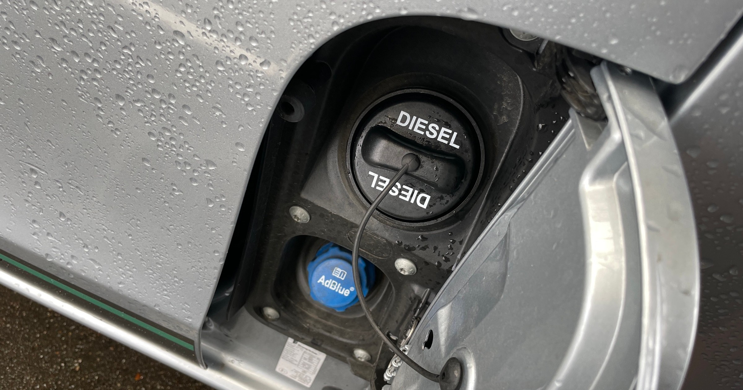 Korek wlewu paliwa z dużym napisem "diesel"