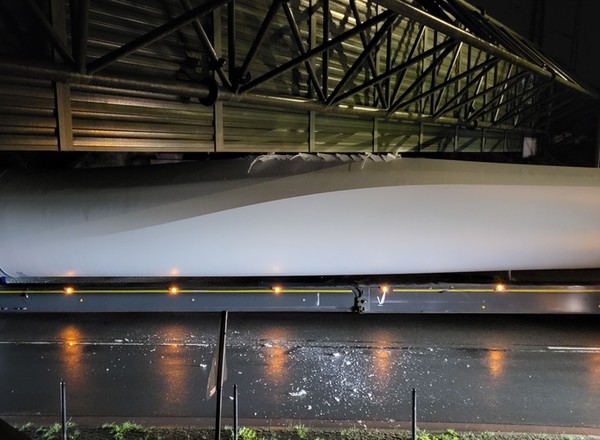 78-metrowy kolos przejechał kilkaset metrów i utknął. Mały błąd, duży problem i olbrzymie koszty