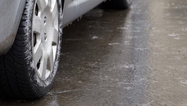 W Wielkopolsce i centralnej części Polski IMGW ostrzega przed oblodzeniem dróg i chodników