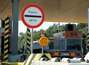 Płatne autostrady w Polsce i za granicą. Gdzie zapłacimy i jak dużo?