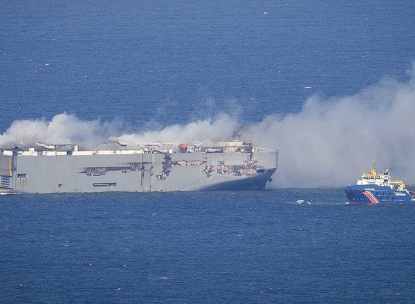 Pożar statku Fremantle Highway. Co już wiadomo o przyczynach i jakie samochody były na pokładzie?