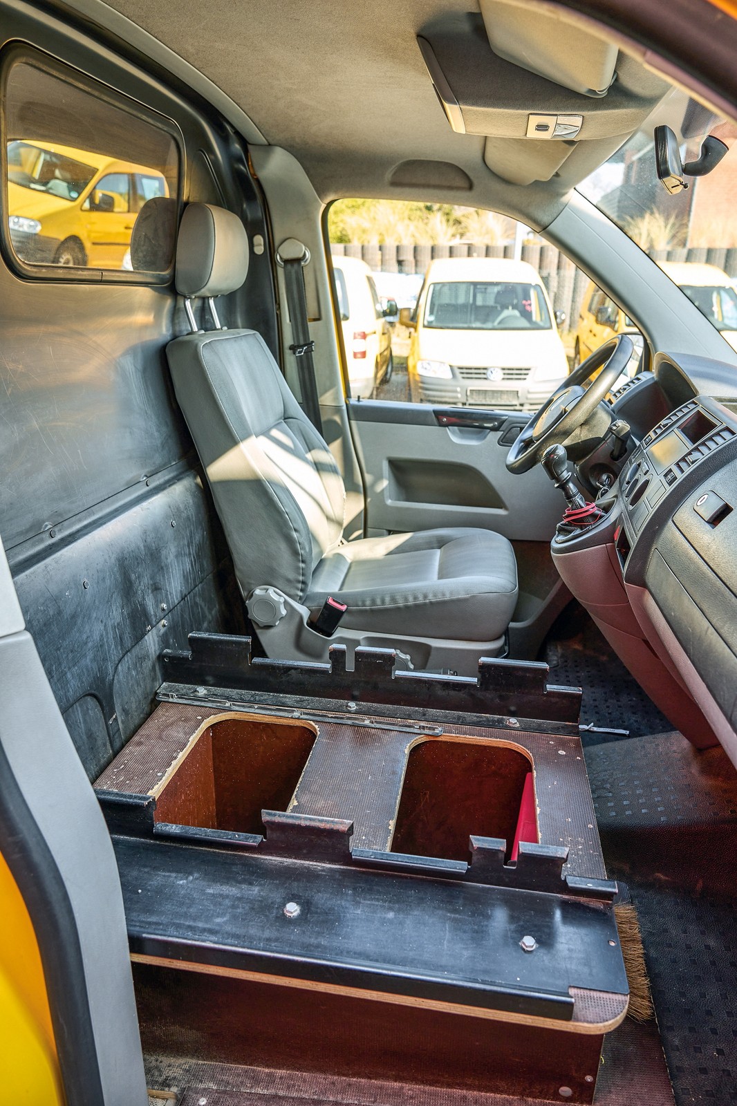 Jeśli auto jest zarejestrowane jako jednoosobowe, to dołożenie dodatkowych foteli może być kosztowne! Od kilku lat obowiązują zaostrzone wymagania – taka modyfikacja jest traktowana jako zmiana konstrukcyjna.