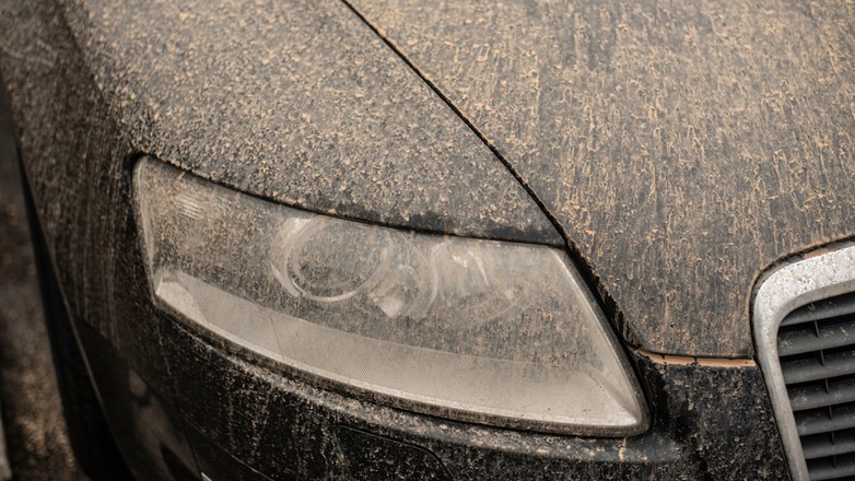 Do Polski sunie pył z Sahary. Tak ochronisz przed nim lakier na samochodzie