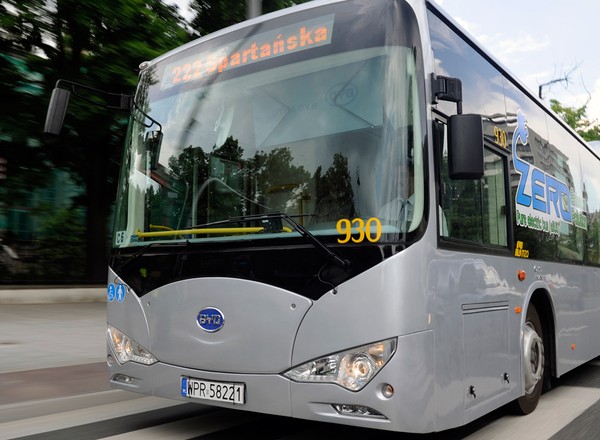 Elektryczny autobus BYD jeździ po Warszawie