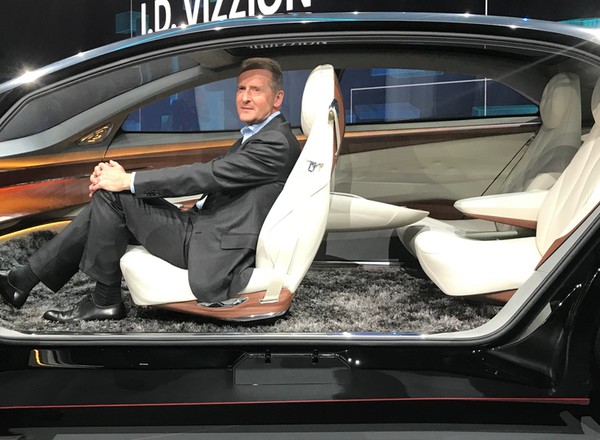 Co dziś robi były szef Volkswagena? Pije szampana z Chińczykami