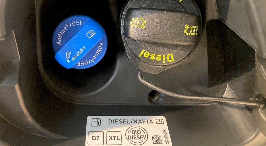 Oznaczenie "XTL" pod klapką wlewu paliwa