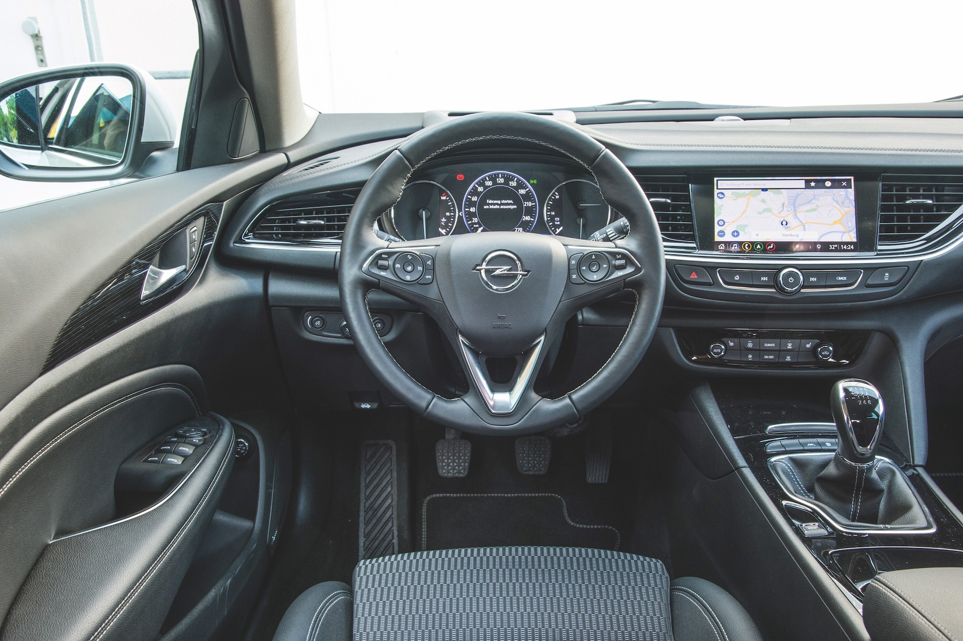 W kokpicie znajdziemy, niestety, więcej twardych tworzyw niż u rywali, mało ciekawie wygląda plastik na tunelu. Przyciski ze zbyt małymi symbolami.