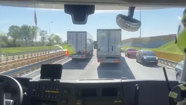Strażacy nie mogli dotrzeć do wypadku na S8. Skandaliczne zachowanie kierowców [WIDEO]