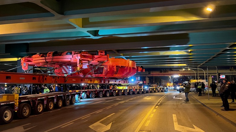 Transport gigantycznej maszyny TBM w Warszawie