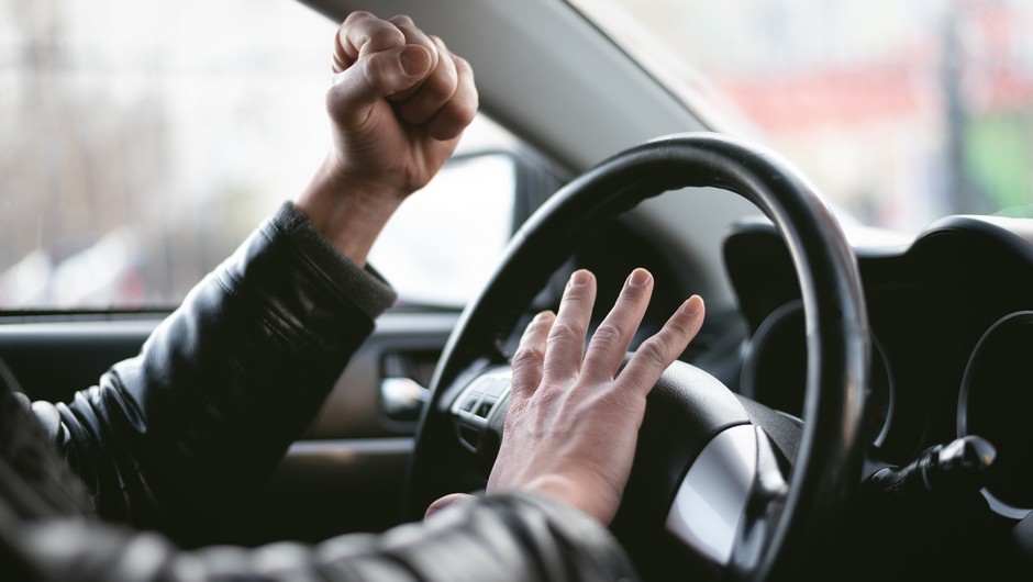 Uszkodził auto, wsiadł i zaczął trąbić