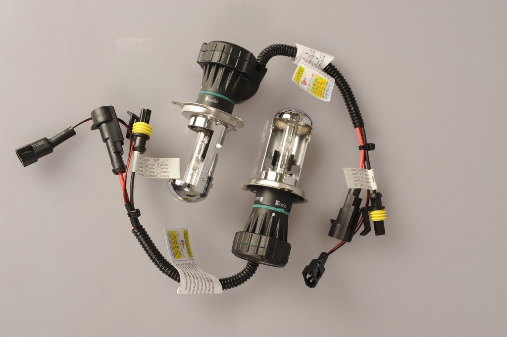 Retrofity ksenonowe: na szczęście takie lampy już niemal zniknęły z rynku, bo były skrajnie niebezpieczne. 
