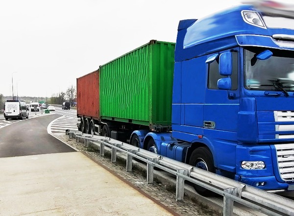 "Stonoga" jechała do portu, jedną część trzeba było odłączyć