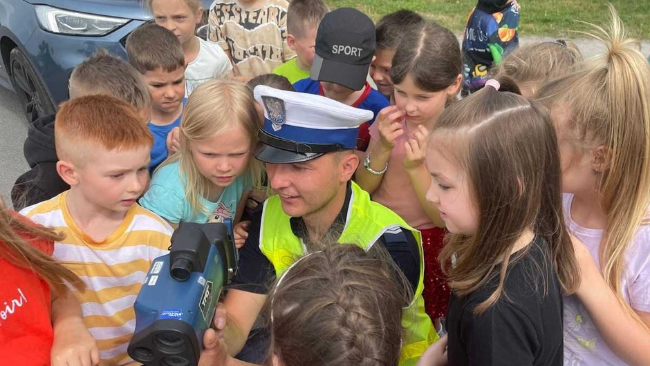 Obraz pochodzący z serwisu https://dolnoslaska.policja.gov.pl/wr1/aktualnosci/biezace-inf/120816,Kwasny-kawalek-cytryny-zamiast-mandatu-to-akcja-olesnickich-policjantow-i-ucznio.html