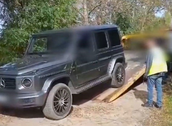 Mercedes z Niemiec porzucony pod lasem. Policjanci już wcześniej go namierzyli