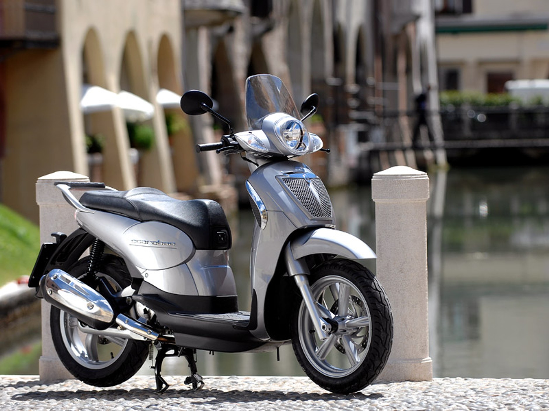 Aprilia Scarabeo 125/200 – w miasto na żuczku