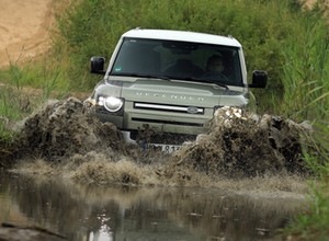 Land Rover Defender 110 – szybki na asfalcie, nadal mocny w terenie