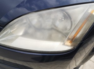 Masz żółte, matowe reflektory w samochodzie? Możesz sam je odświeżyć