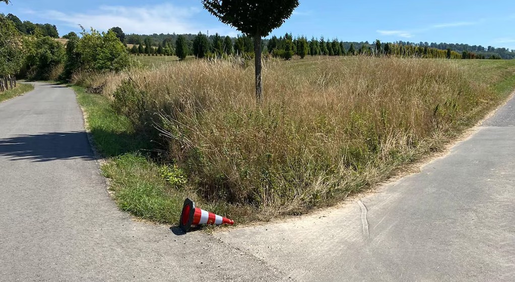 Pachołek leżący na rozstaju dróg. Nie podnoś go, to może być ważny znak