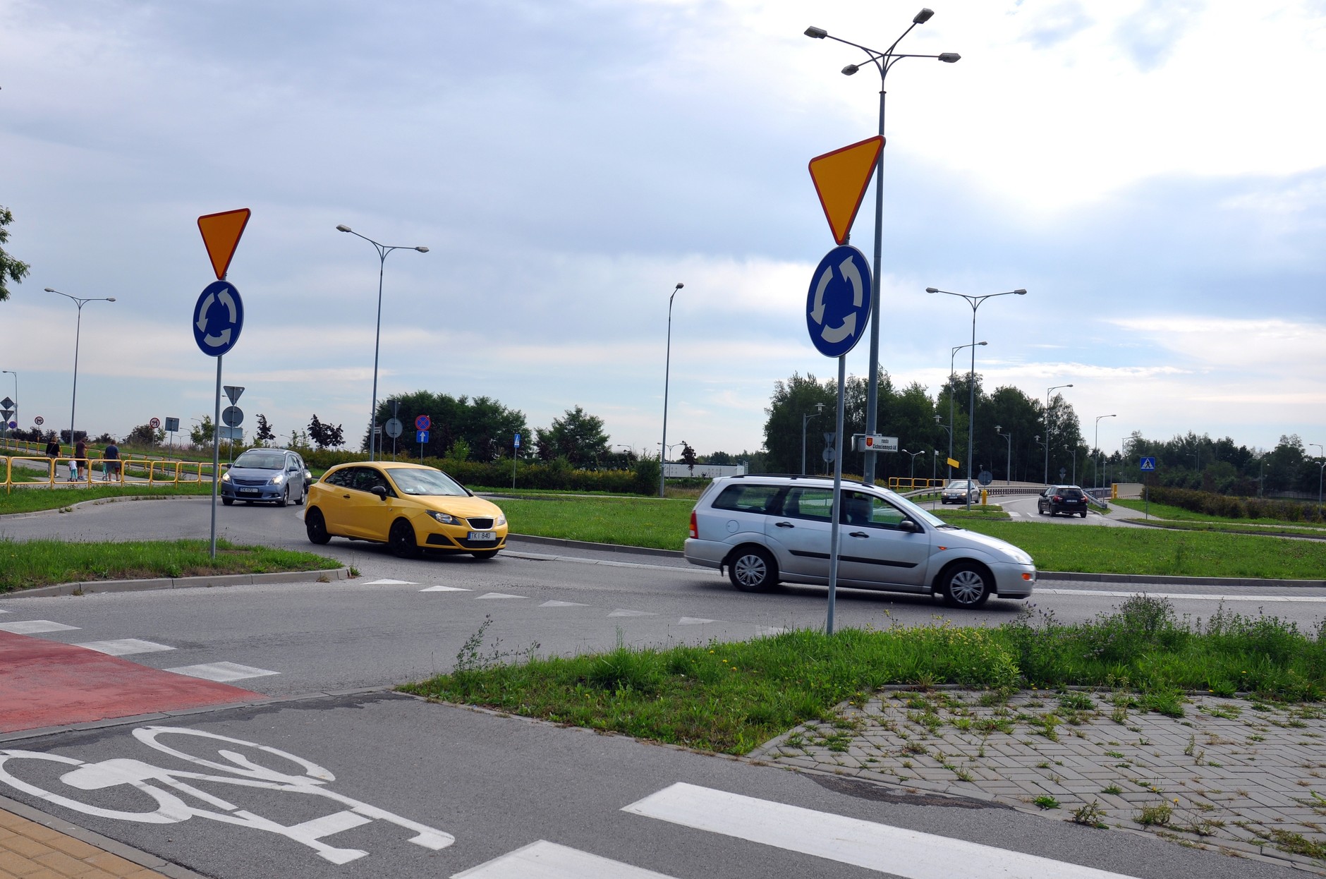 Standardowe rondo ma zestaw trzech elementów, które są zawsze: Znak A-7 i C-12 oraz poziomy znak P-13 oznaczający linię warunkowego zatrzymania. Na rondzie pozorowanym zobaczymy tylko znak C-12