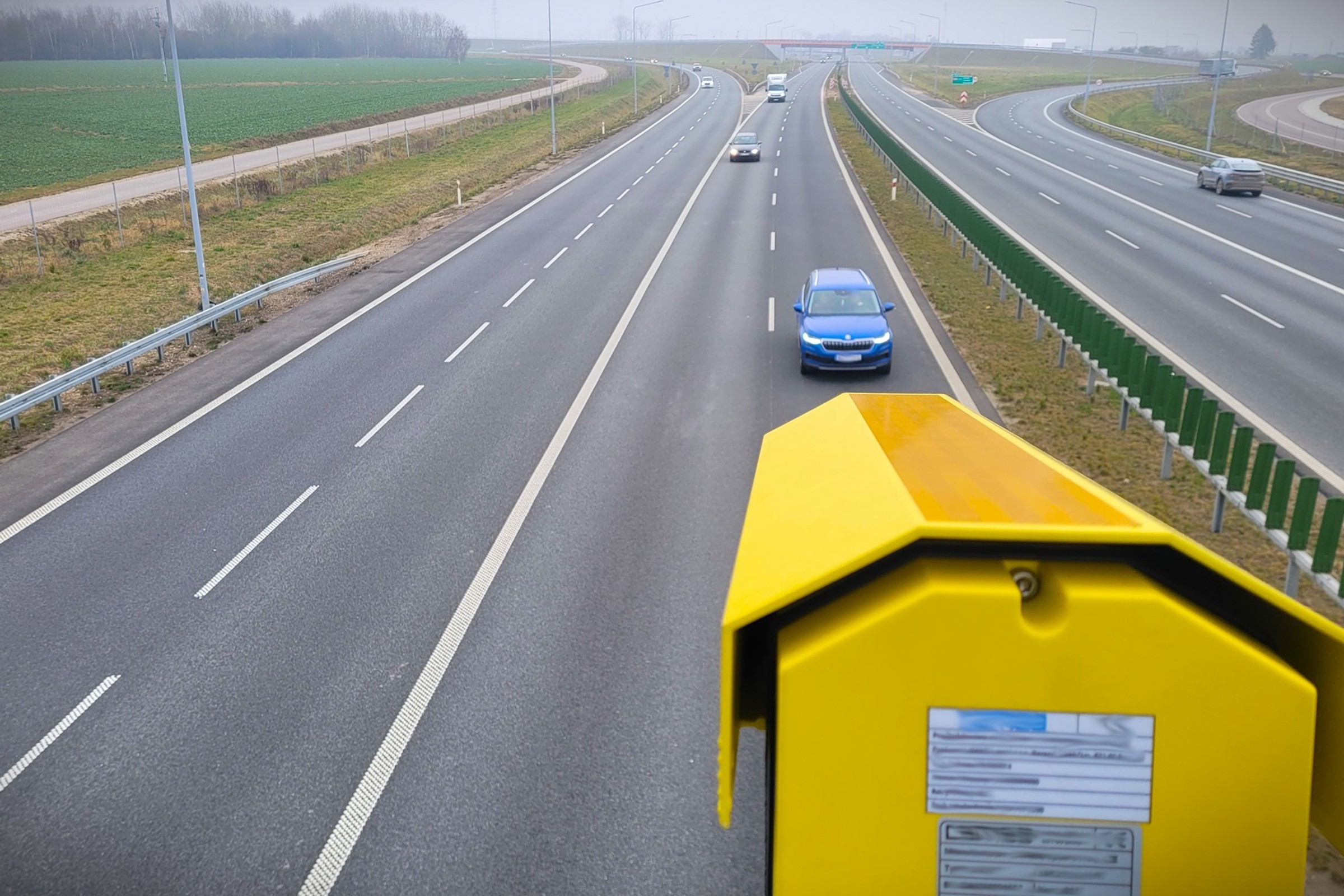 Fotoradary bezsilne wobec kierowców. System jest dziurawy