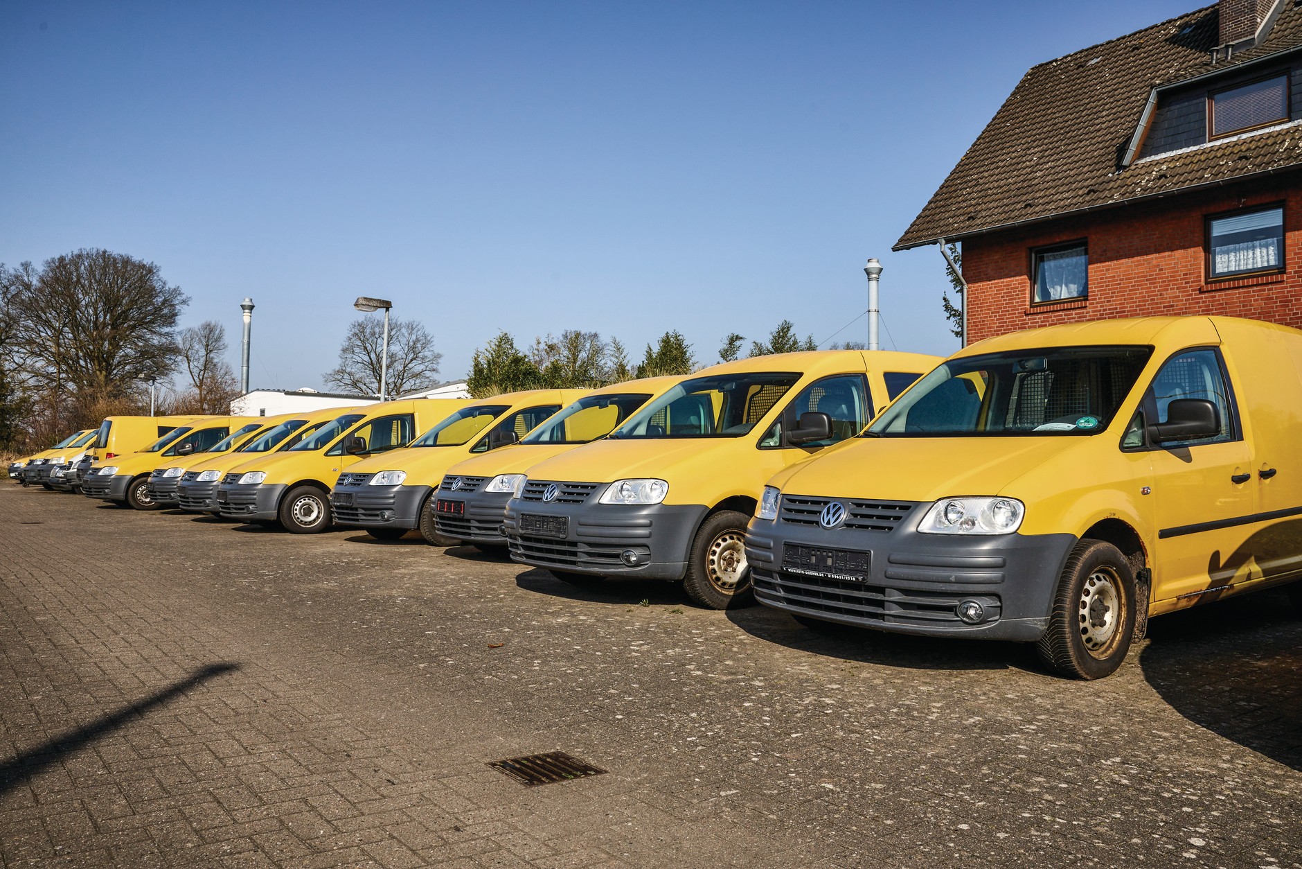 Wybór aut z pocztowego demobilu jest duży. Z ich stanem różnie bywa.