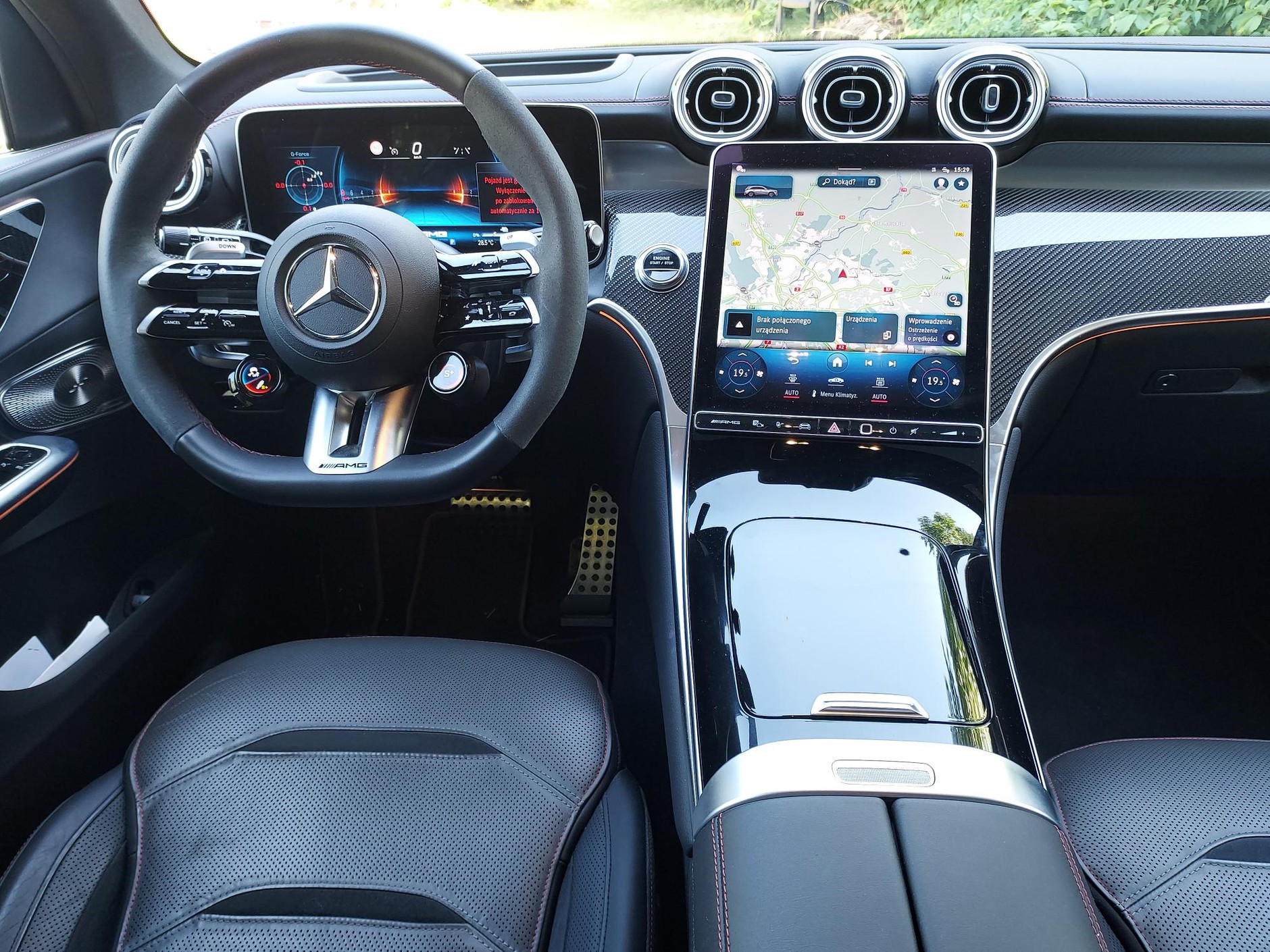 Mercedes AMG GLC 63 E-Performance – kokpit. Środkowy ekran 12,3 cala, za kierowcnicę 11,9 cala.