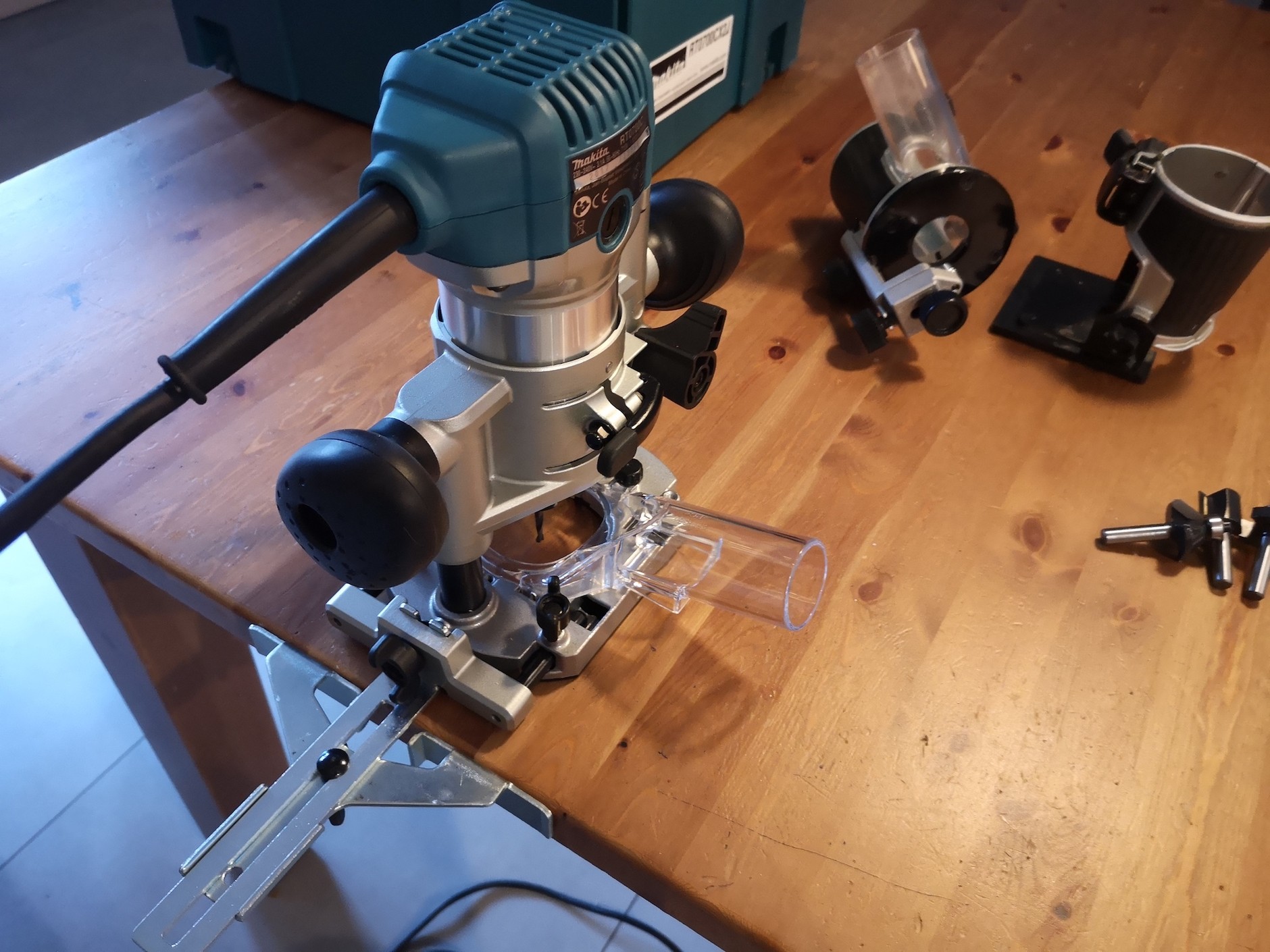 Im więcej akcesoriów, tym lepiej – nigdy nie wiesz, co i kiedy będzie potrzebne. Możliwości frezarki zależą właśnie od kolekcji akcesoriów, które jej towarzyszą