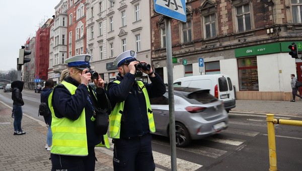 Policjanci drogówki z lornetkami