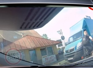 "Na Stop Chamie się oglądaj". Agresywny rowerzysta nagrany kamerką