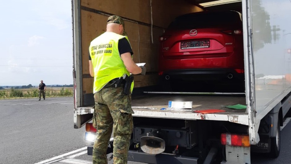 Kradzioną ciężarówką przewoził... kradzione auto