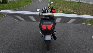 Przewoził drzwi na... skuterze. Policjanci natychmiast go zatrzymali