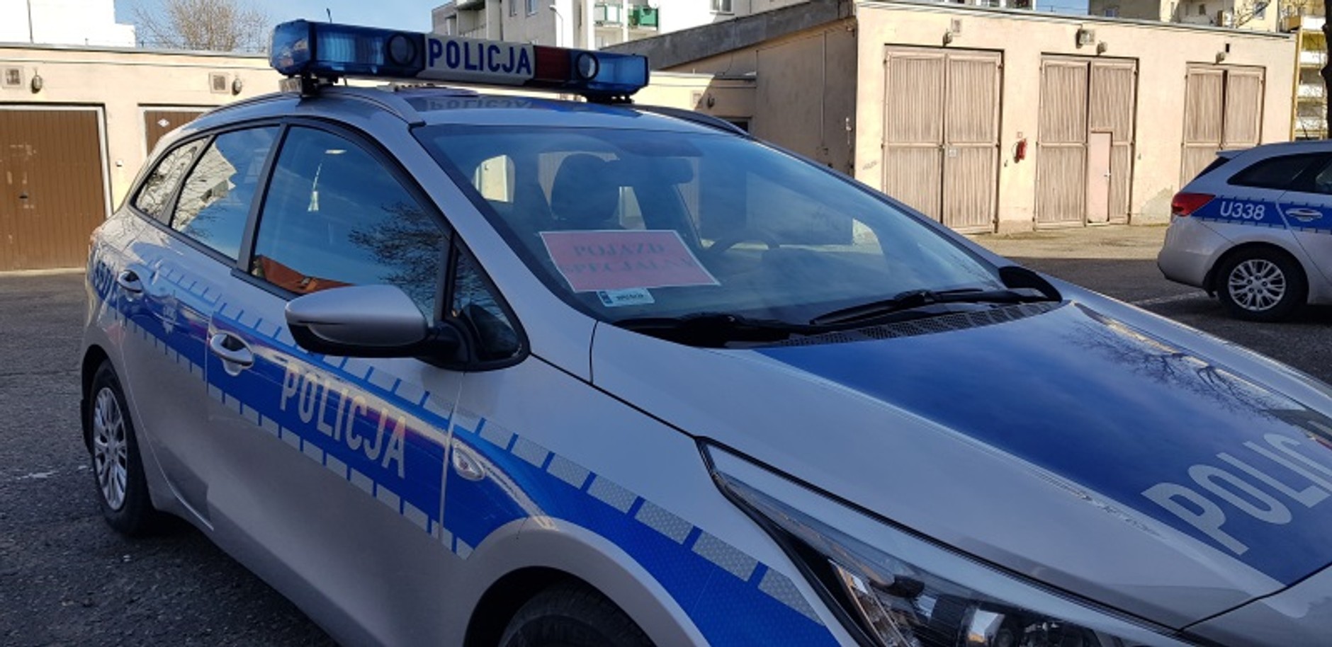 Pojazdy specjalne oznacza się czarnym trójkątem w kole (żółte lub pomarańczowe tło)