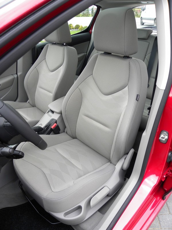 Peugeot 308 FL: Świeża twarz