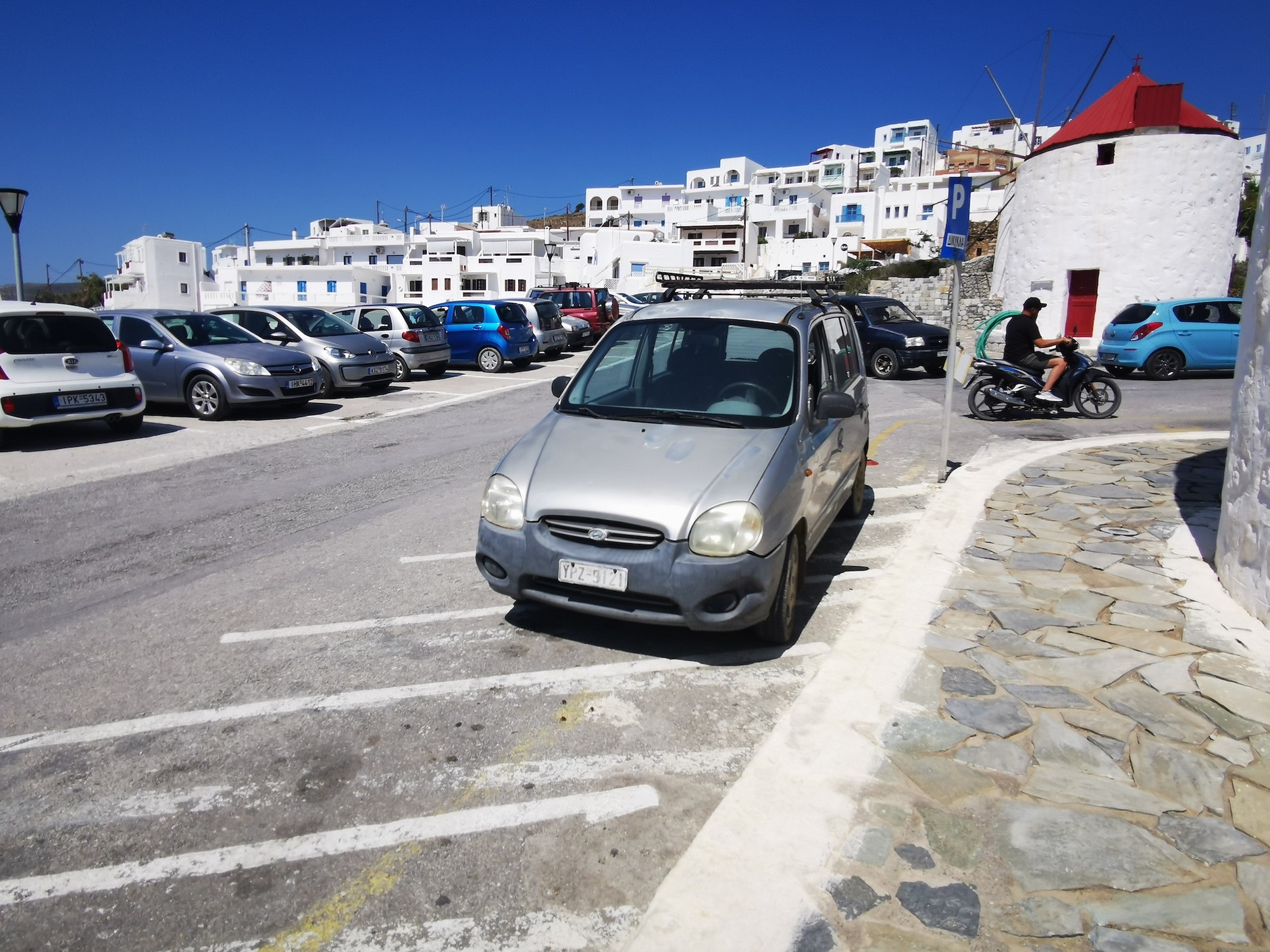 Astypalea – wiele tu starych samochodów. Nowych i luksusowych nie ma wcale