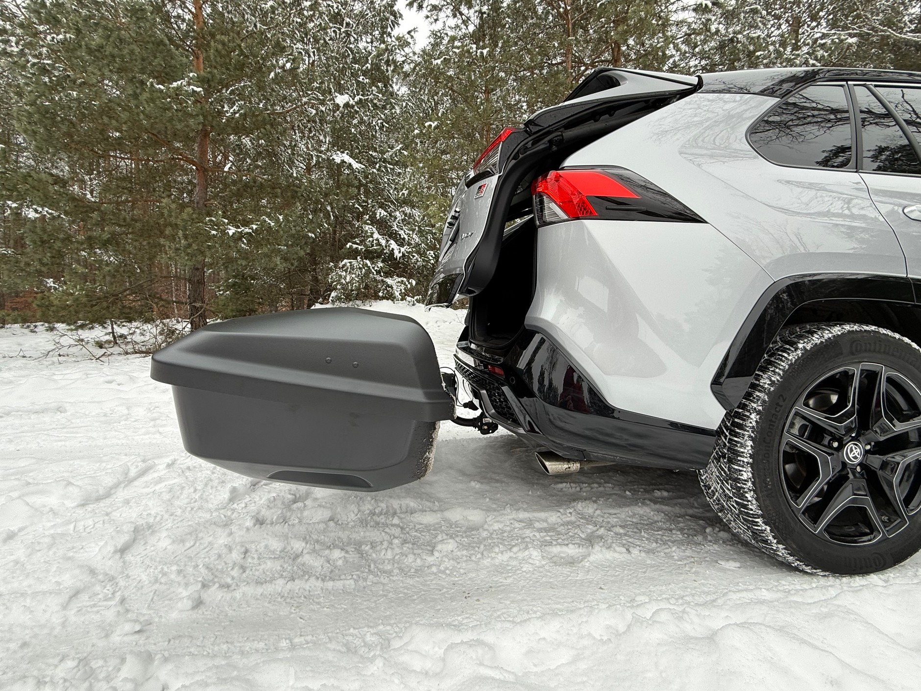 Box na hak Thule Arcos XL nie przeszkadza w otwarciu klapy bagażnika samochodu