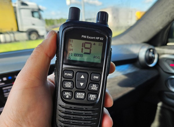 Chciałem się poczuć jak 20 lat temu i założyłem do auta CB-radio. Czy ktoś tego jeszcze używa?