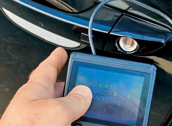 Jak zabezpieczyć auto przed kradzieżą metodami "na walizkę" i "na Game Boya"?
