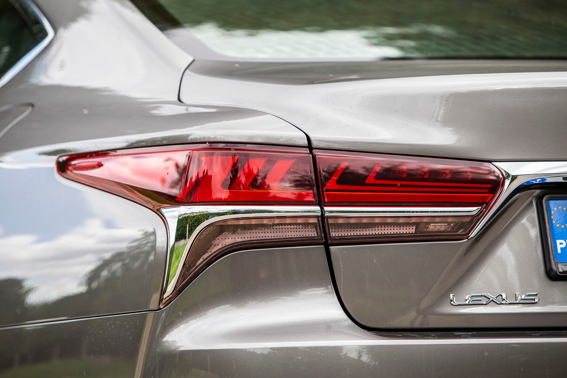 Lexus LS500h - jeździć czy być wożonym?