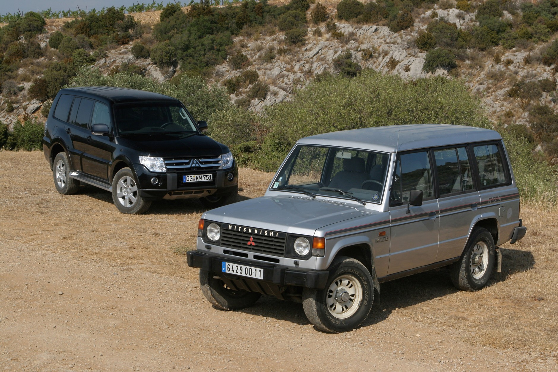 Mitsubishi Pajero (po lewej: czwarta generacja z lat 2012-2021; po prawej pierwsze wcielenie z lat 1979-1991)