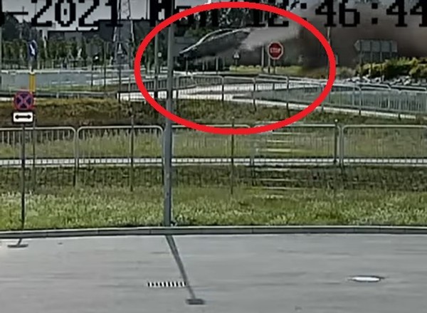 Mercedes dosłownie przeleciał nad rondem w Nowej Soli. Wszystko nagrały kamery