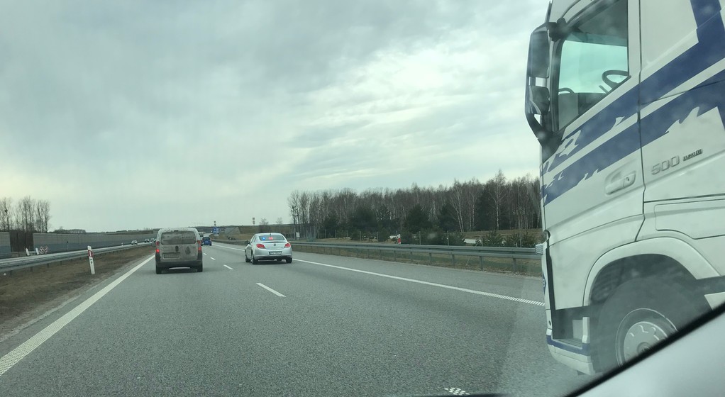 Nieoznakowany radiowóz zatrzymujący ciężarówkę