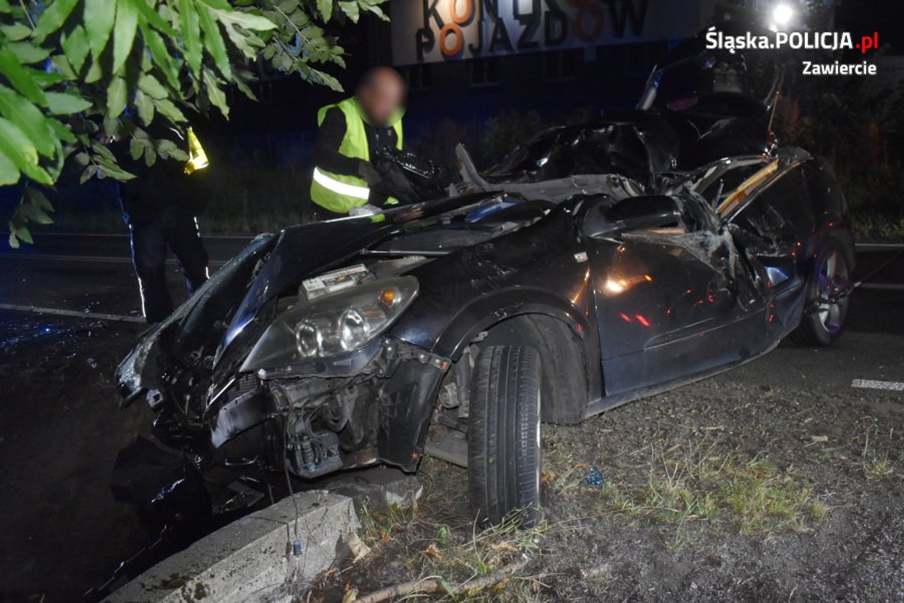 Opel "dachował" w Biskupicach. Pasażerowie zostali uwięzieni