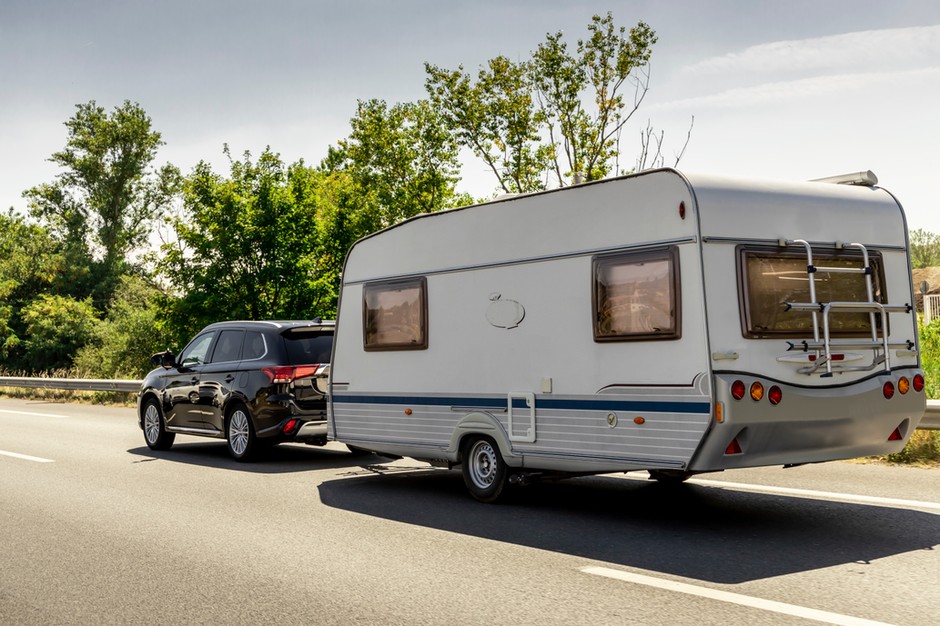  duży SUV i ciężka przyczepa to często zestaw o DMC wyższym niż 3500 kg. To oznacza, że na wielu drogach bezpłatnych dla osobówek, trzeba płacić jak za ciężarówkę.