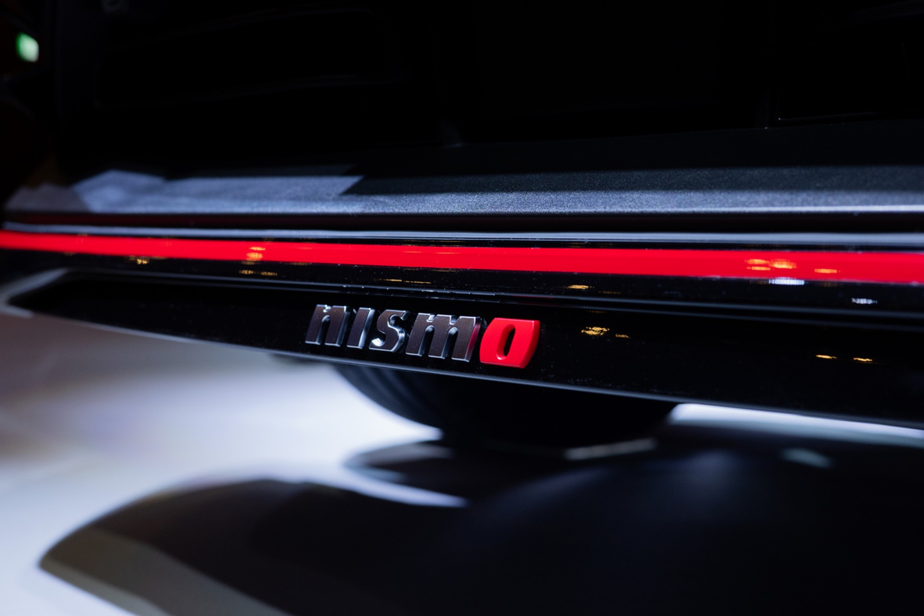 Emblemat Nismo w dokładce pod przednim zderzakiem Leafa