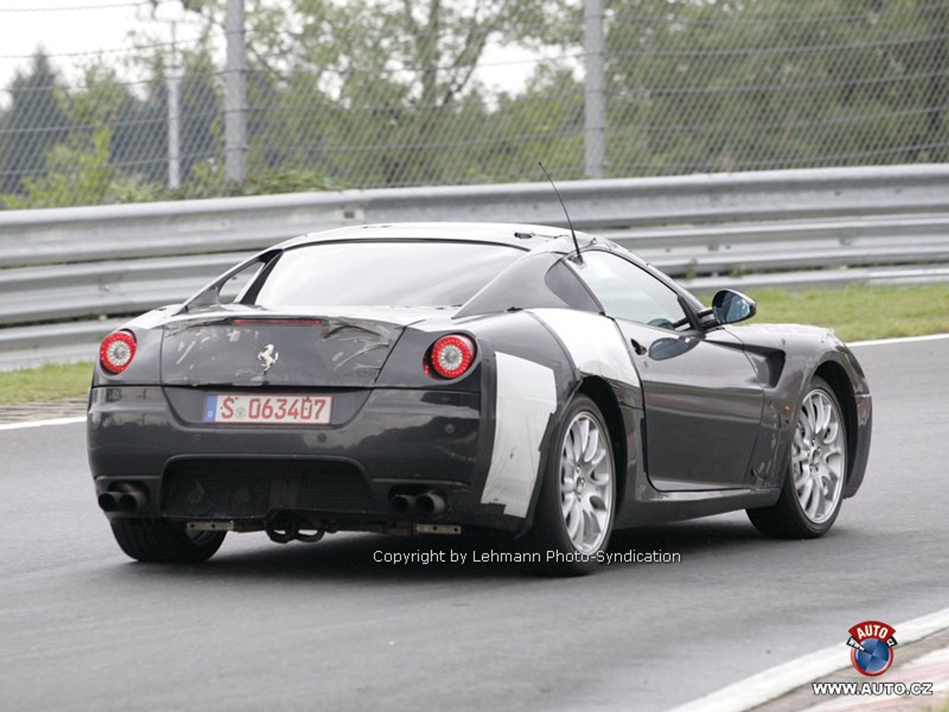 Zdjęcia szpiegowskie: Małe Ferrari Dino w runie dużego 599 Fiorano