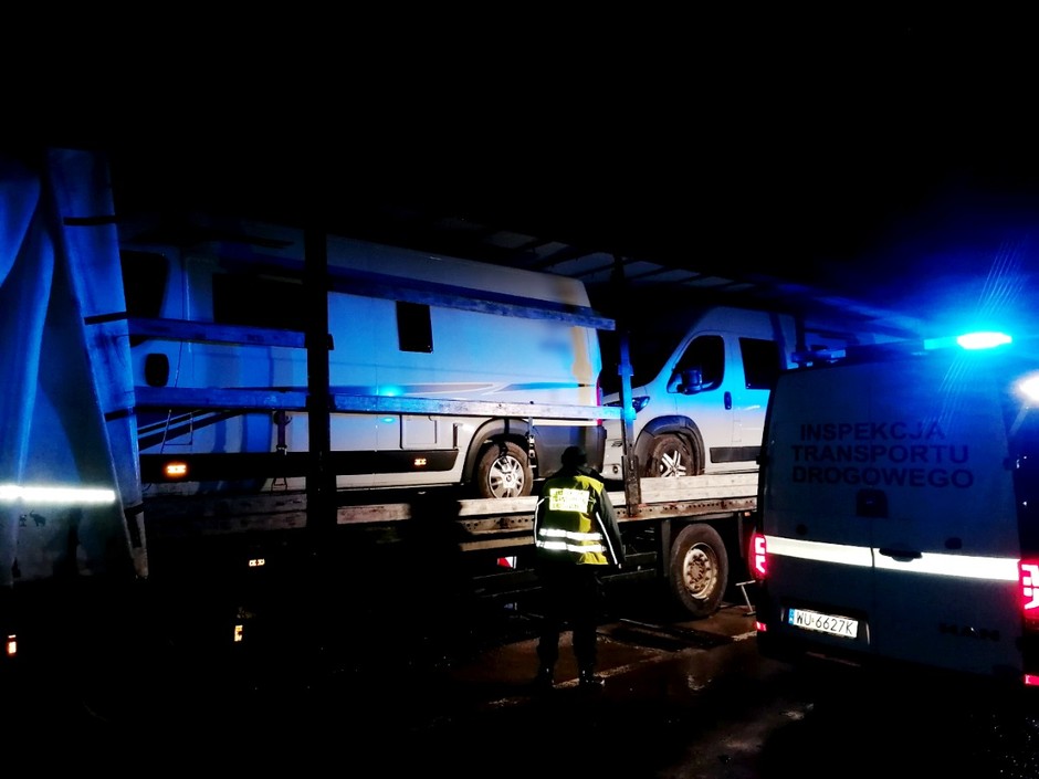 Skradzione kampervany ukryte w naczepie litewskiego tira