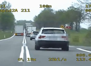 Łotewski kierowca tira wyprzedzał na zakazie, podwójnej ciągłej i pod górkę