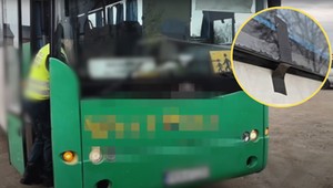 Ten autobus woził dzieci do szkoły. Gdy kontrolerzy zobaczyli jego szyby, zamarli